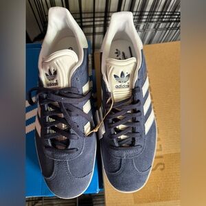 Brand New Navy ADIDAS Gazelle size 7 men 8.5 women’s